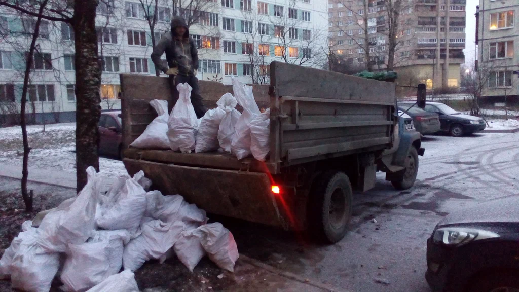 Вывоз мусора в мешках в Тайшете в октябре