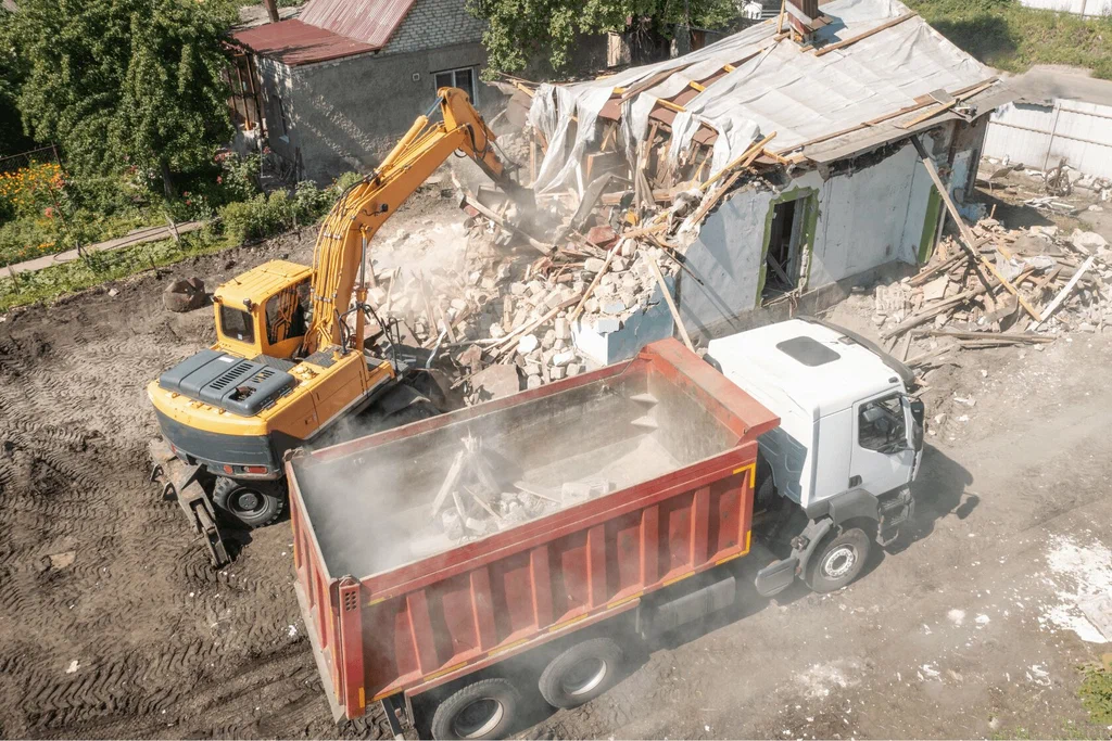 Вывоз мусора после сноса зданий с выездом в Тайшете в октябре