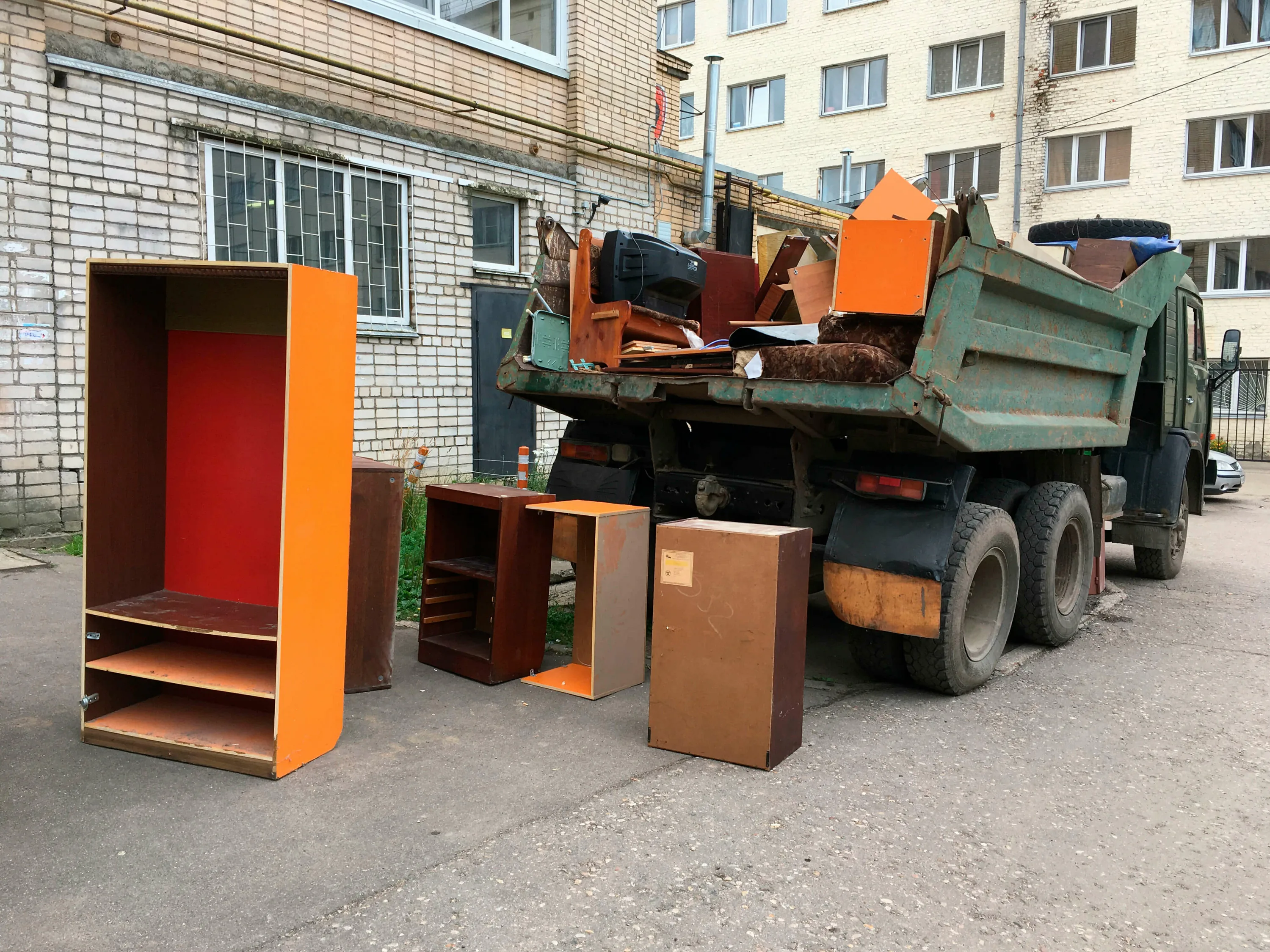 Утилизация старой мебели с вывозом и разбором в Тайшете в октябре