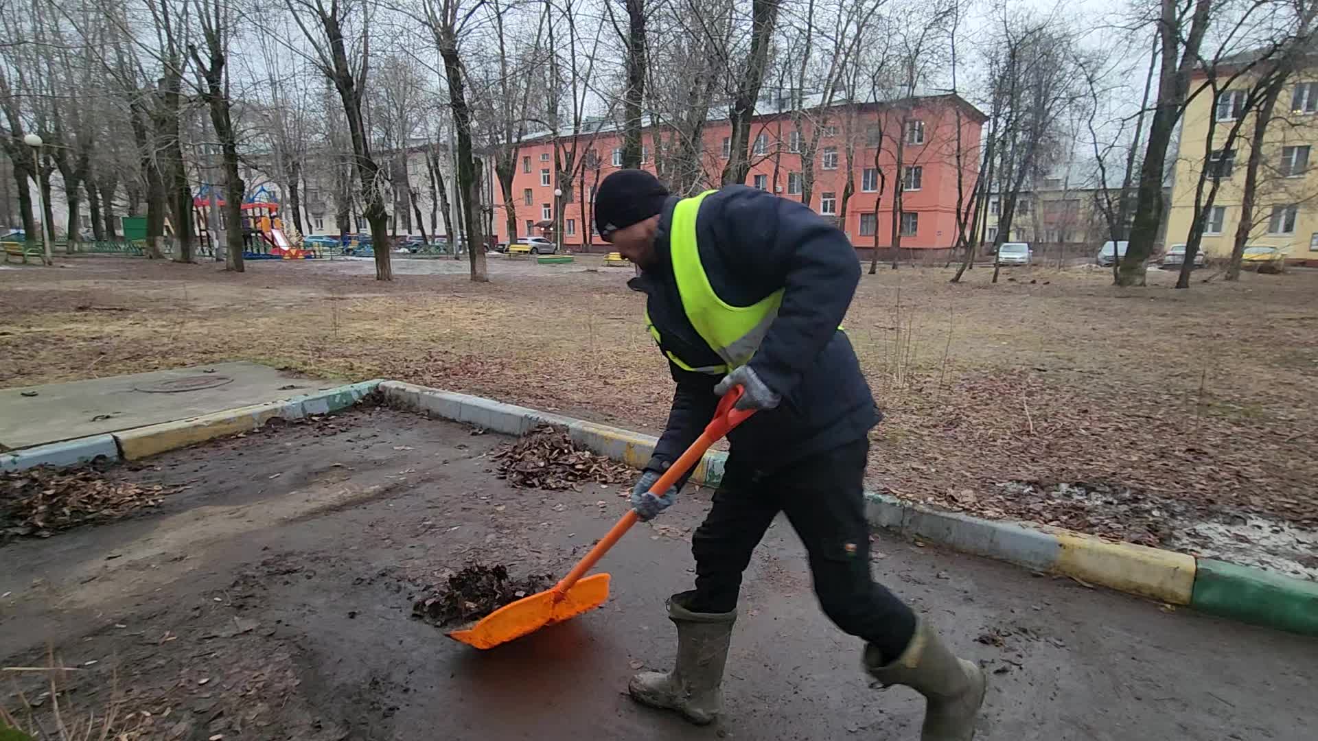 Уборка территорий в Тайшете в октябре