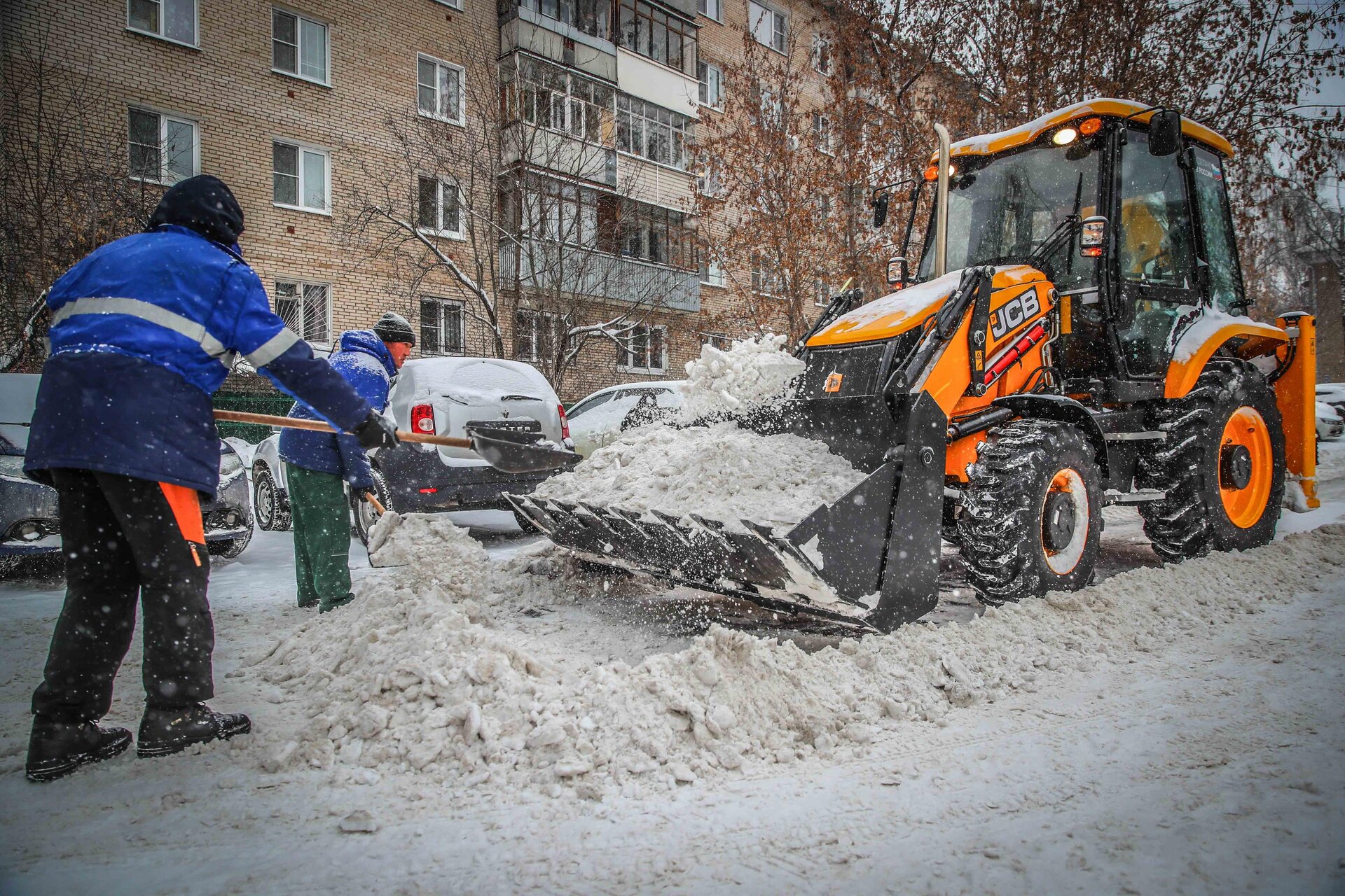 Очистка дворов от снега и наледи в Тайшете — уборка снега, трактор и ручная, цены от 519 руб. | ПроМусор