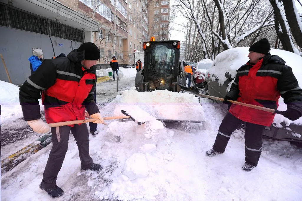 Очистка дворов от снега с гарантией результата в Тайшете в октябре